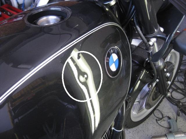 バイクタンクの綺麗な真円のヘコミ BMW