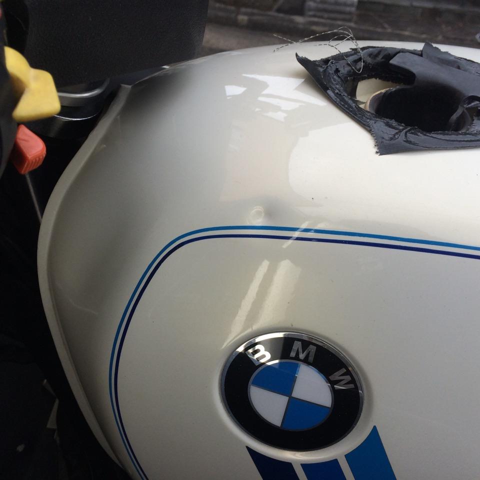 タンクの塗装の割れも覚悟の上・・・。BMW R100