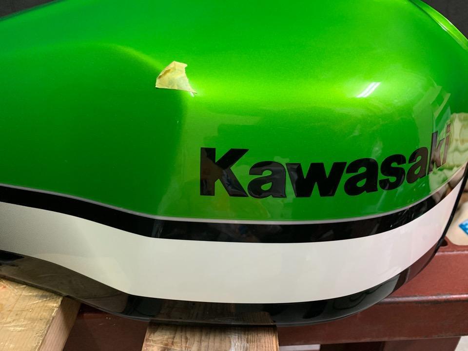 カワサキZRX400のバイクタンクをデントリペアで凹み修理後普通で見た写真