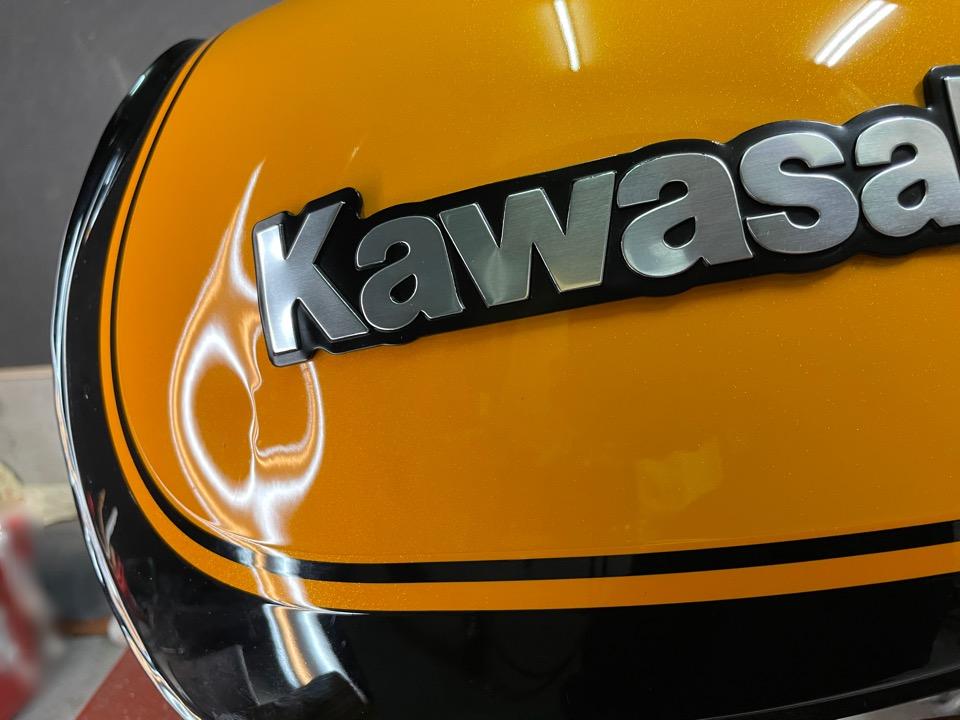 バイクタンク凹み修理前-kawasaki