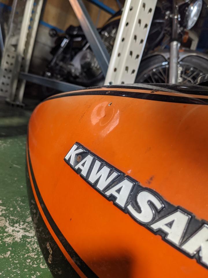 愛知県のカワサキのバイクタンクをデントリペアで修理前2