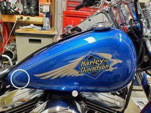 群馬県のハーレーのバイクタンクをデントリペア修理前