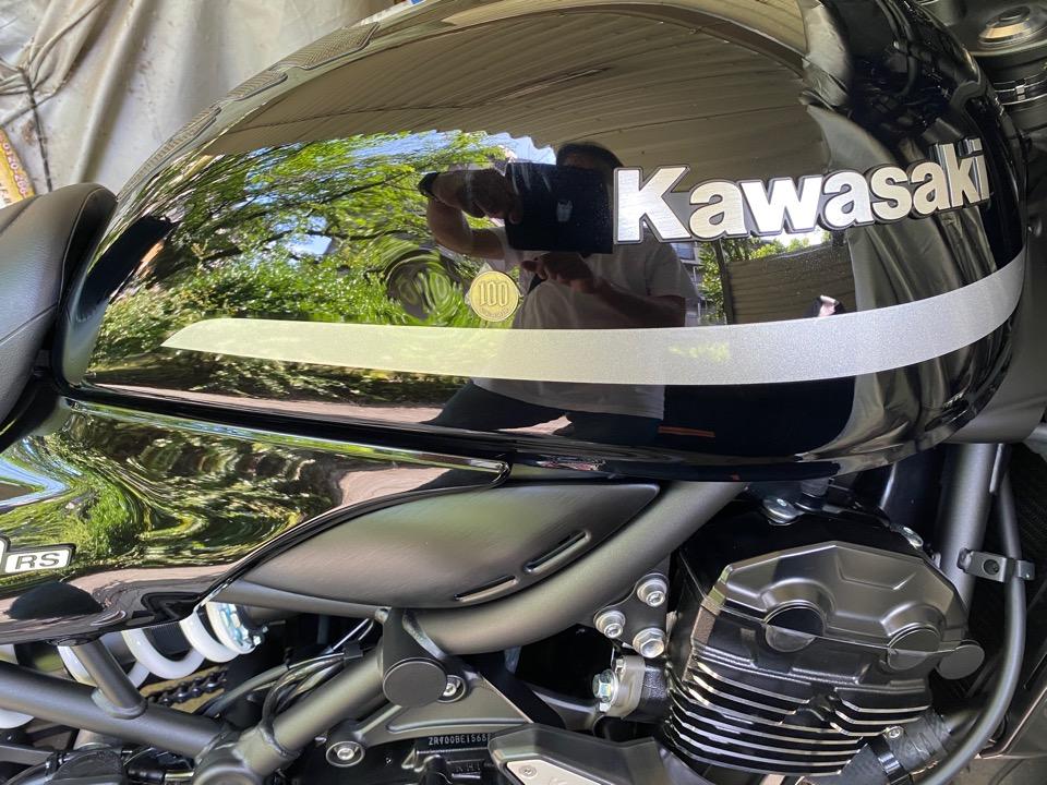 大阪府のカワサキZ900RSのバイクタンクをデントリペアお客様の写真