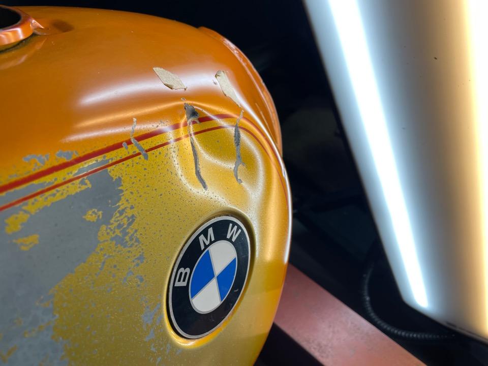 BMWのバイクタンクの傷付きの凹み