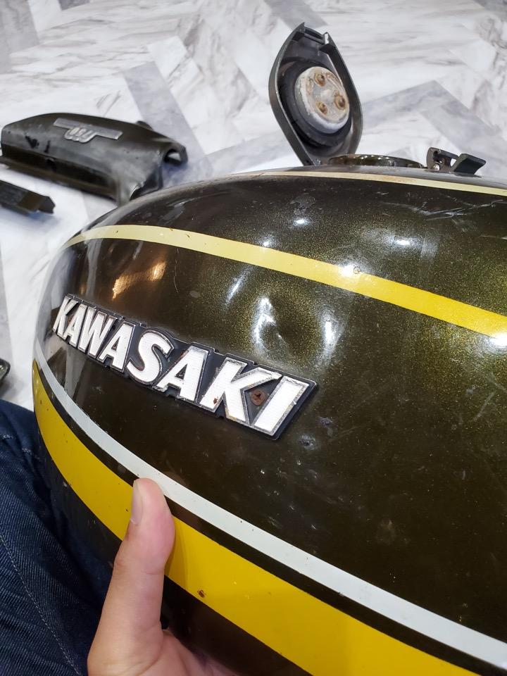 静岡県のカワサキ750RSのバイクタンクをデントリペアお客様の写真