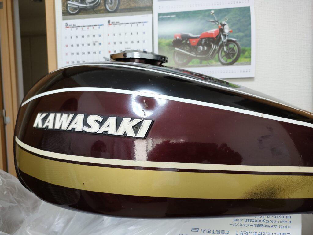 北海道のカワサキZ2のバイクタンクをデントリペアお客様の写真