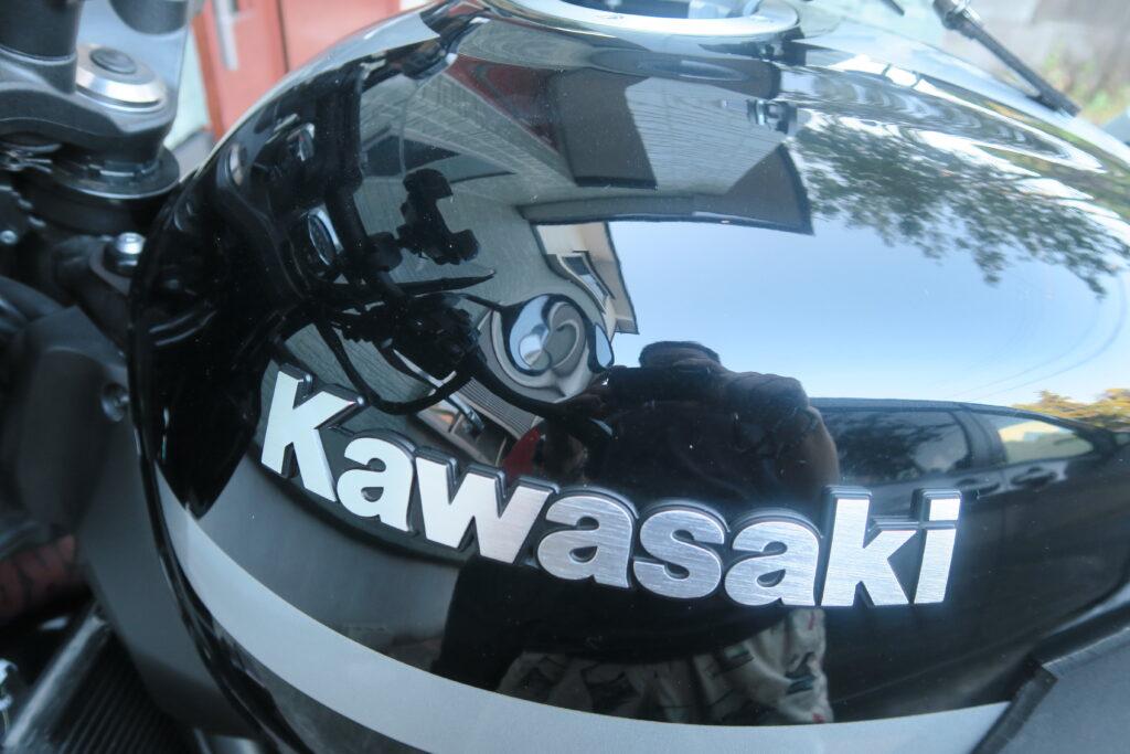埼玉県のカワサキZ900RS cafeのバイクタンクをデントリペアお客様の写真