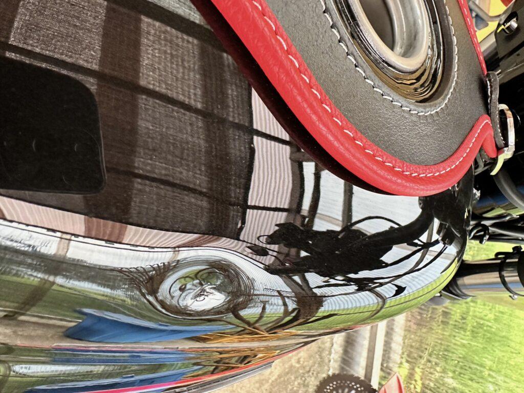 モトグッツィV7ストーンのバイクタンクをデントリペアで凹みを修理前お客様の写真