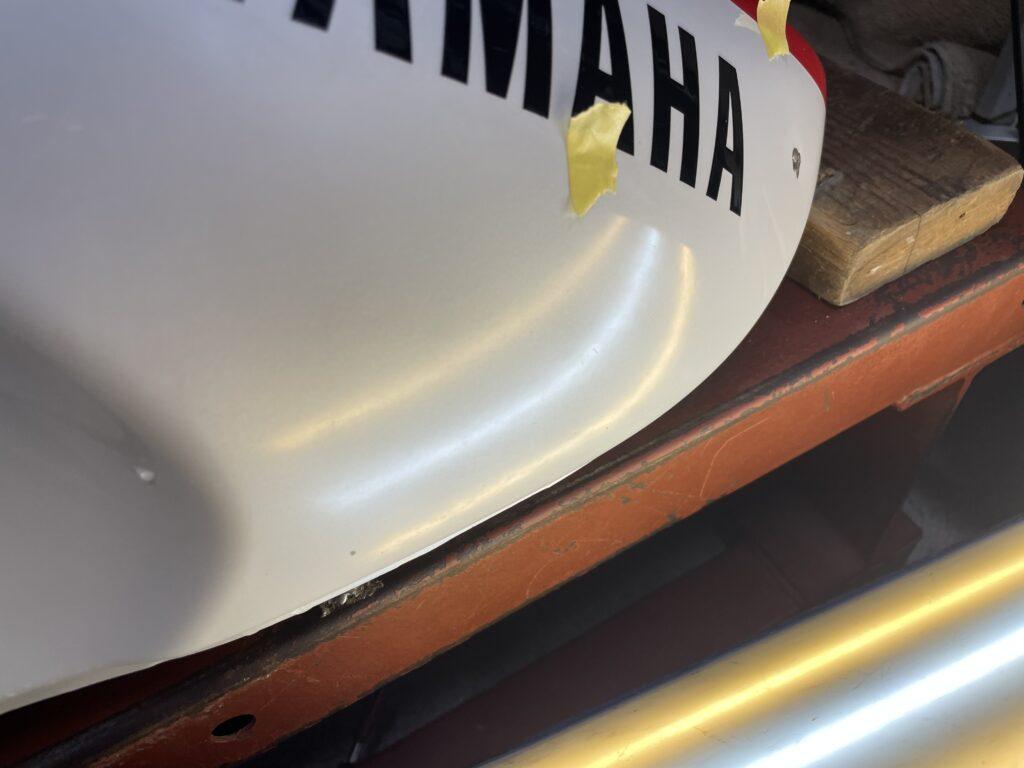 ヤマハTZR250のバイクタンクをデントリペアで修理後