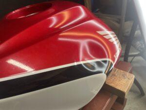 ホンダCB400SFのバイクタンクをデントリペアで凹み修理前