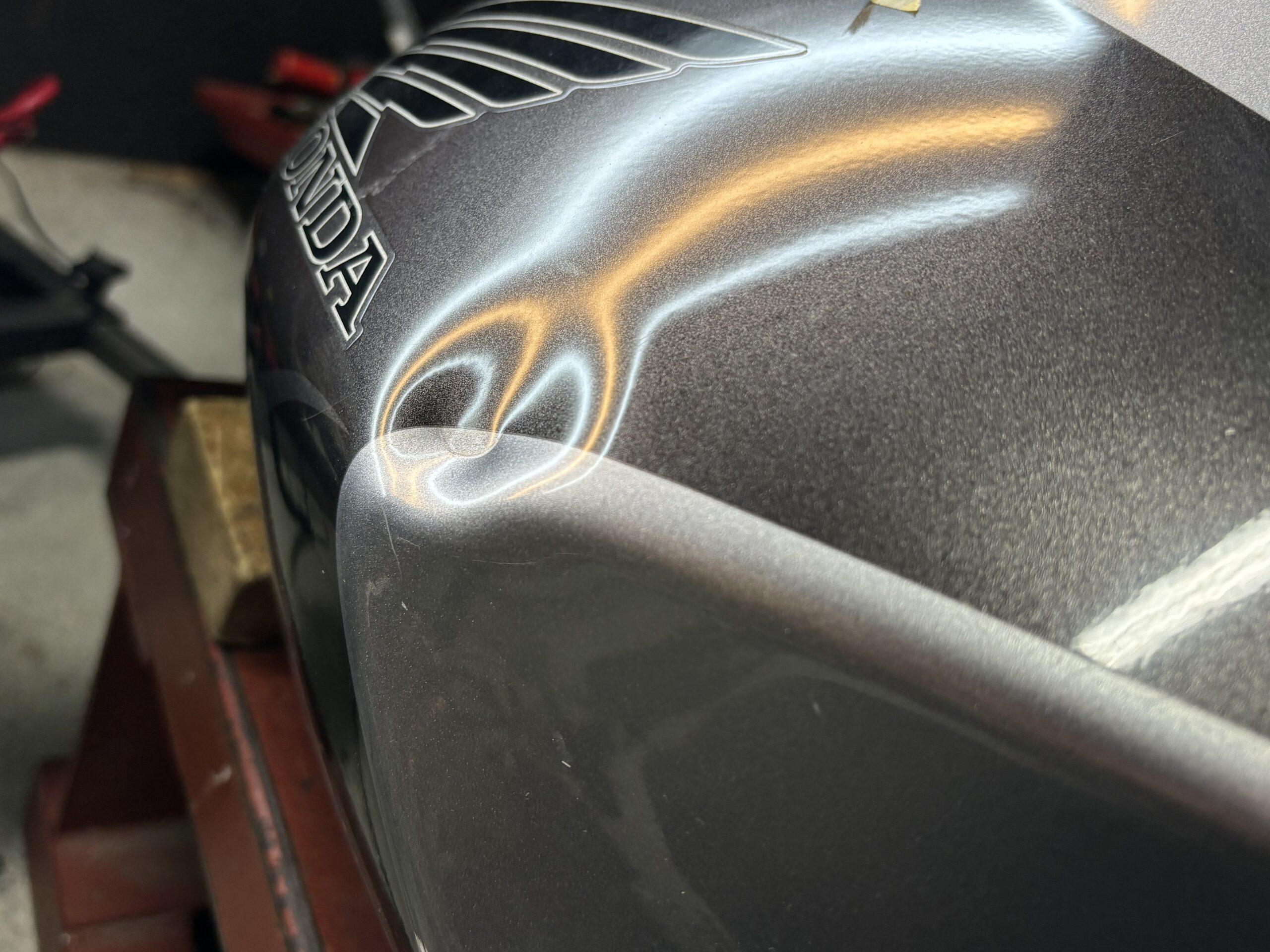 ホンダ CB1300SFのバイクをデントリペアで凹み修理前