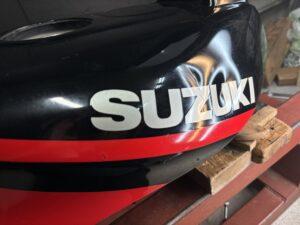 スズキGSX-R1100のバイクタンクをデントリペアで修理前1