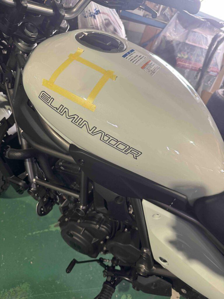 カワサキ エリミネーター400のバイクタンクをデントリペアで凹み修理前お客様からの写真