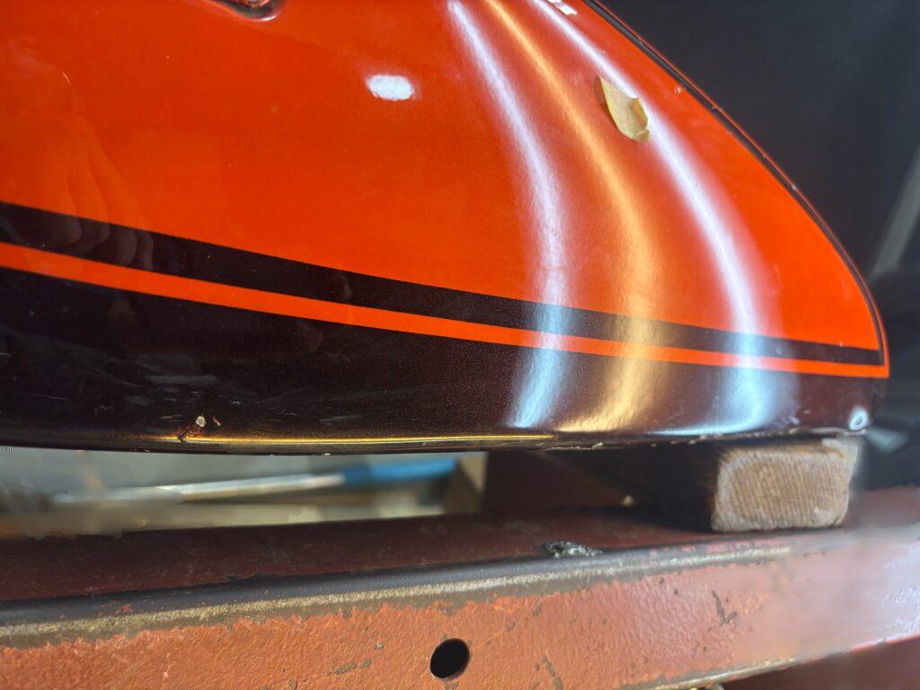 カワサキZ2のバイクタンクをデントリペアで凹み修理後