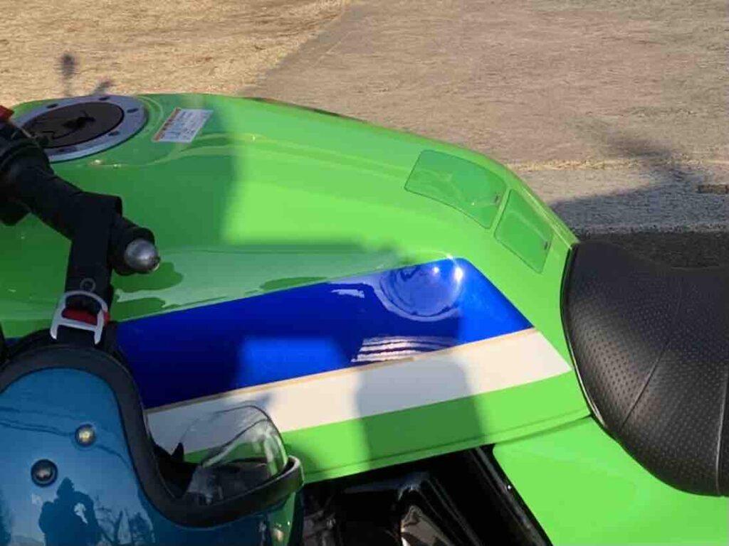 カワサキZRX400のバイクタンクをデントリペアで凹み修理前お客様からの写真