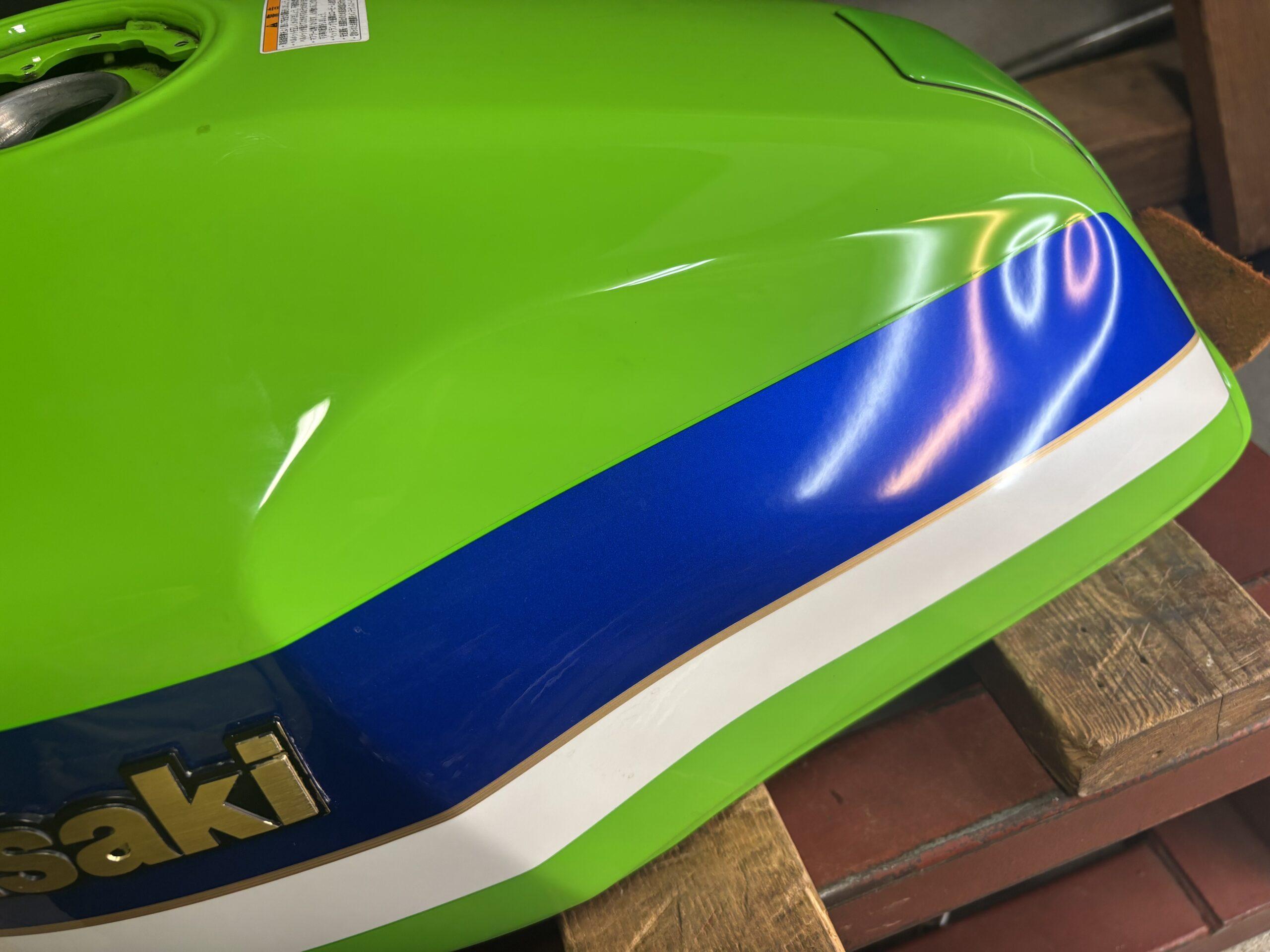 カワサキZRX400のバイクタンクをデントリペアで凹み修理前