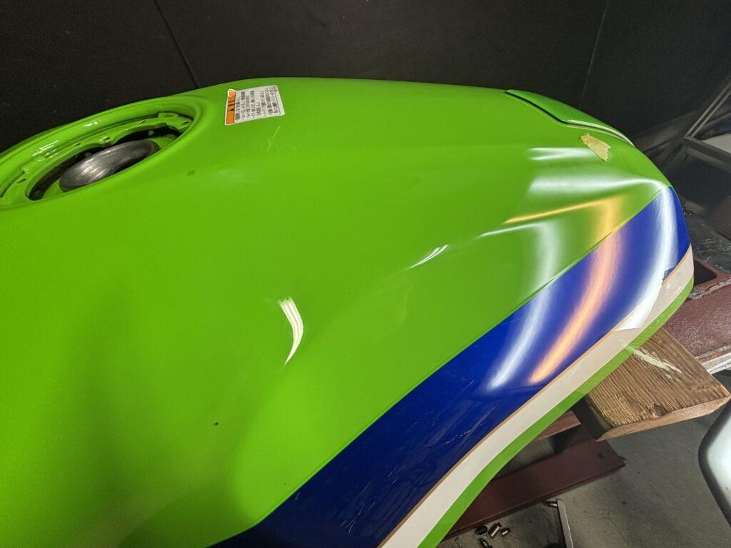 カワサキZRX400のバイクタンクをデントリペアで凹み修理後