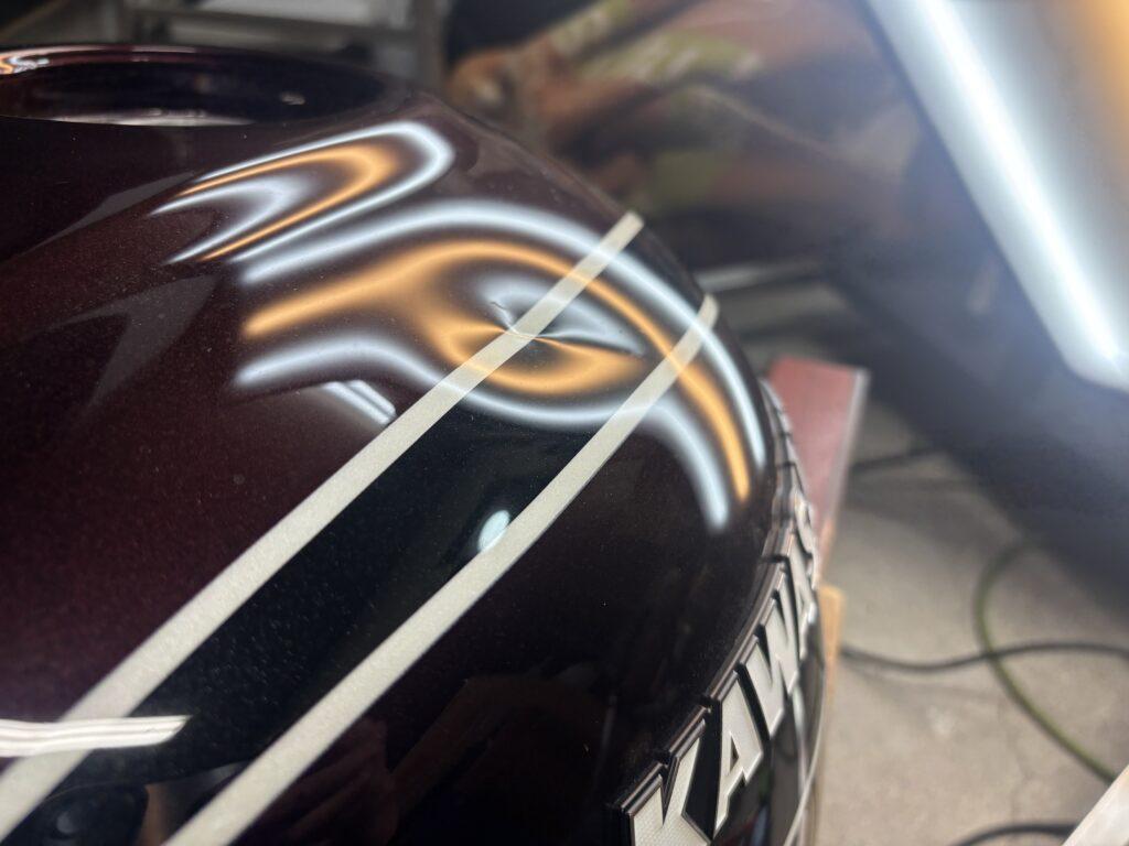 カワサキZ900RSのバイクタンクをデントリペアで凹み修理前