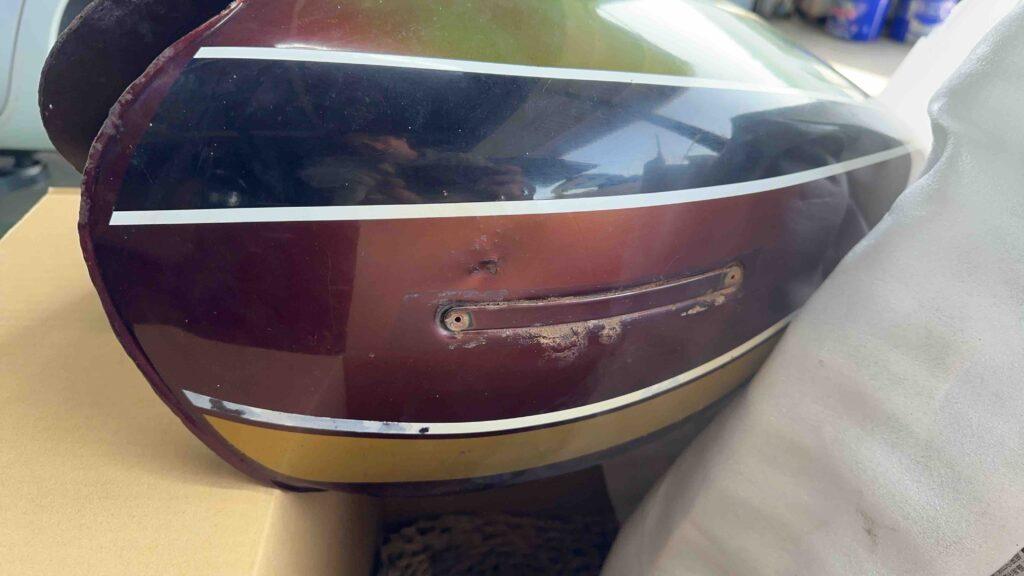 カワサキZ1のバイクタンクをデントリペアで凹み修理前お客様の写真