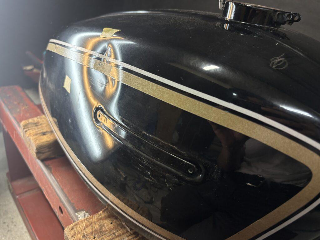 スズキGT380のバイクタンクをデントリペアで凹み修理前