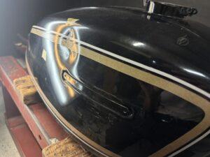 スズキGT380のバイクタンクをデントリペアで凹み修理前