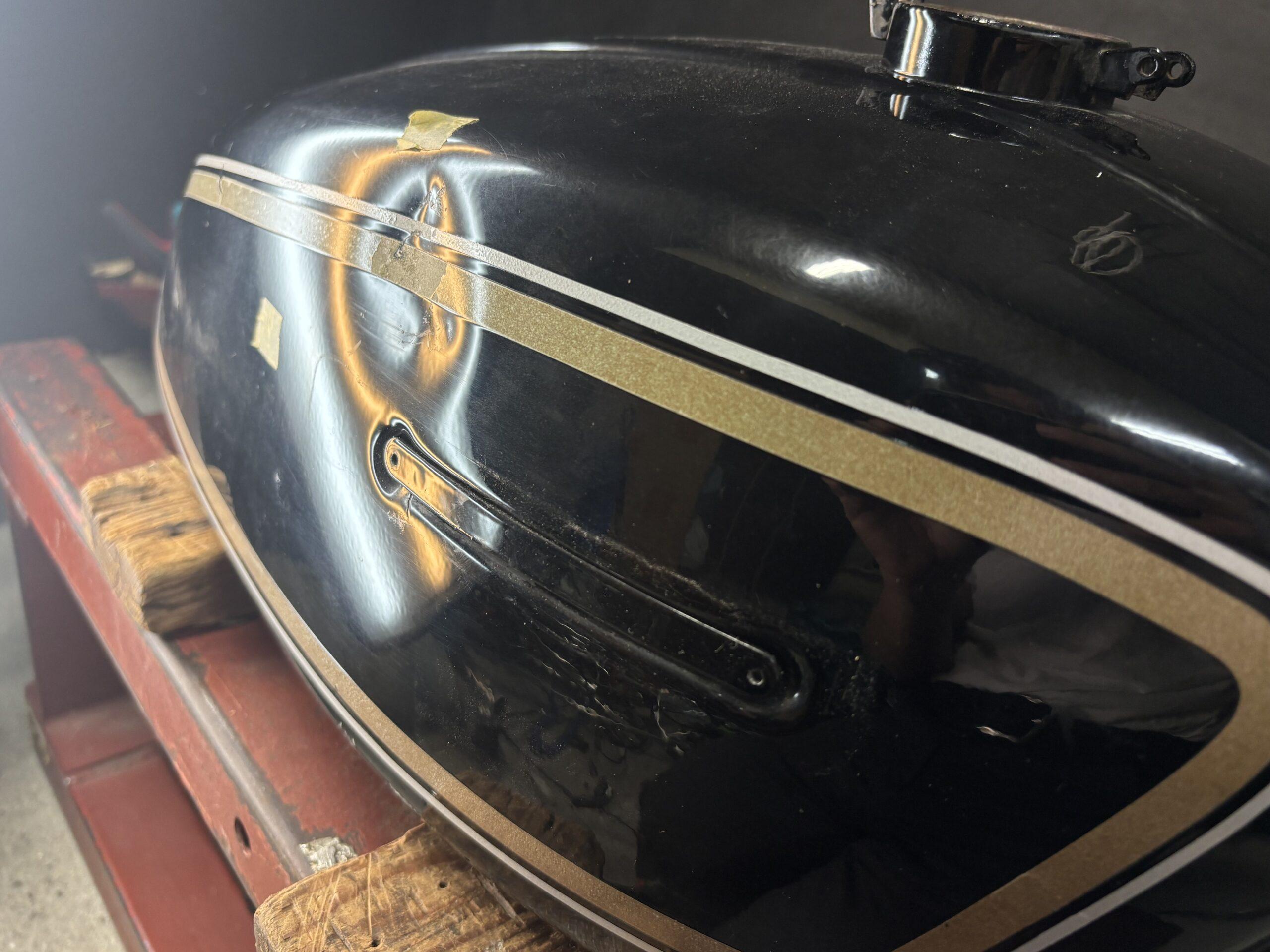 スズキGT380のバイクタンクをデントリペアで凹み修理前