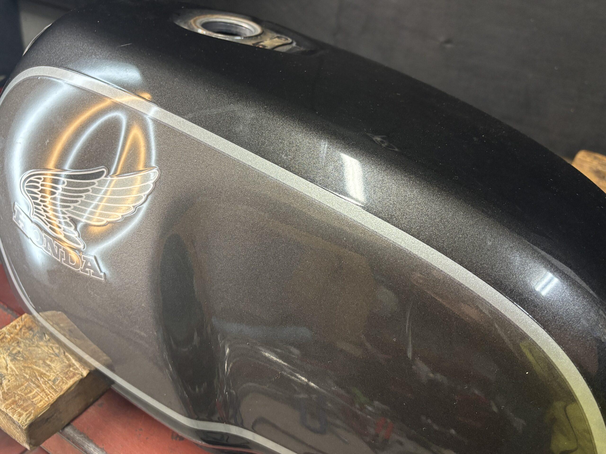ホンダ GB250クラブマンのバイクタンクをデントリペアで凹み修理前