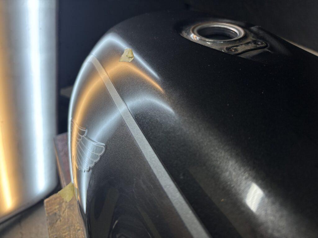 ホンダ GB250クラブマンのバイクタンクをデントリペアで凹み修理後の後ろからの写真