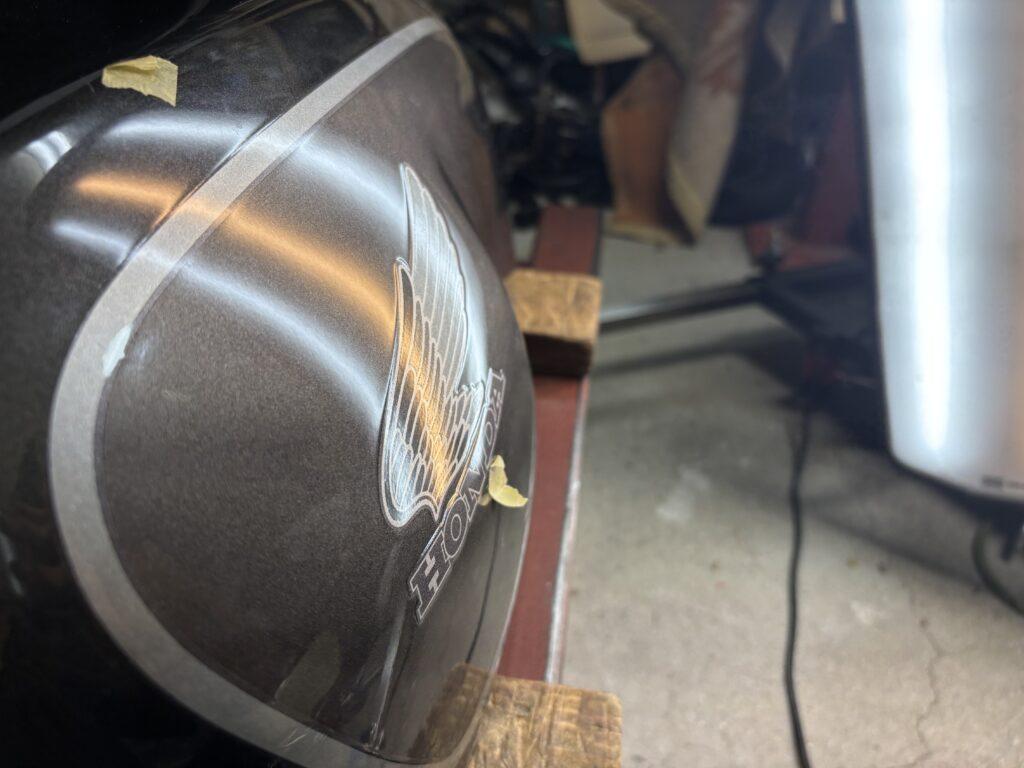 ホンダ GB250クラブマンのバイクタンクをデントリペアで凹み修理後の前からの写真