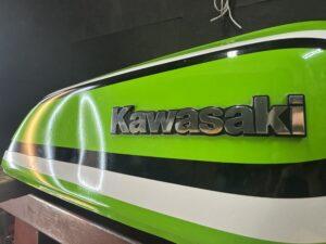 タイ カワサキ KH125 GTOのバイクタンクをデントリペアで凹み修理前