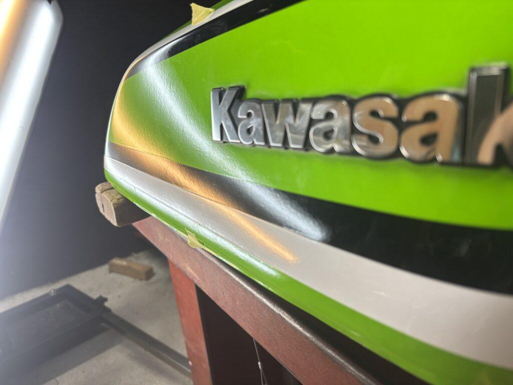 タイ カワサキ KH125 GTOのバイクタンクをデントリペアで凹み修理前2
