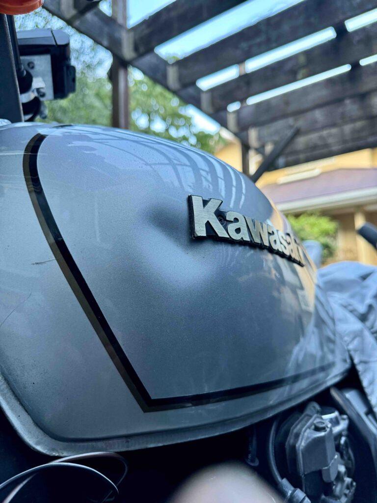 カワサキKZ1000Jのバイクタンクをデントリペアで凹み修理前お客様の写真