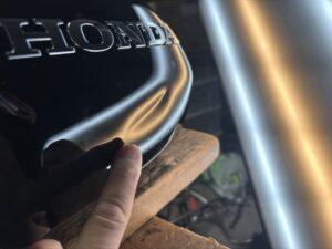 ホンダ CB1100EXのバイクタンクをデントリペアで凹み修理前