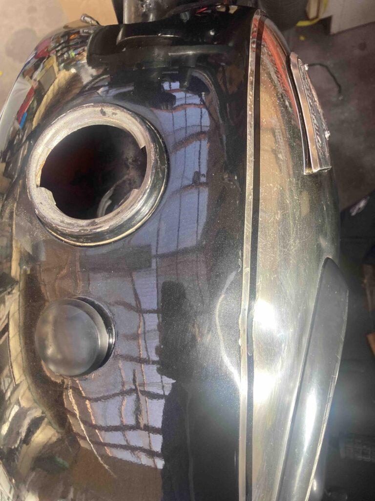 カワサキW1sのバイクタンクをデントリペアで凹み修理前お客様からの写真