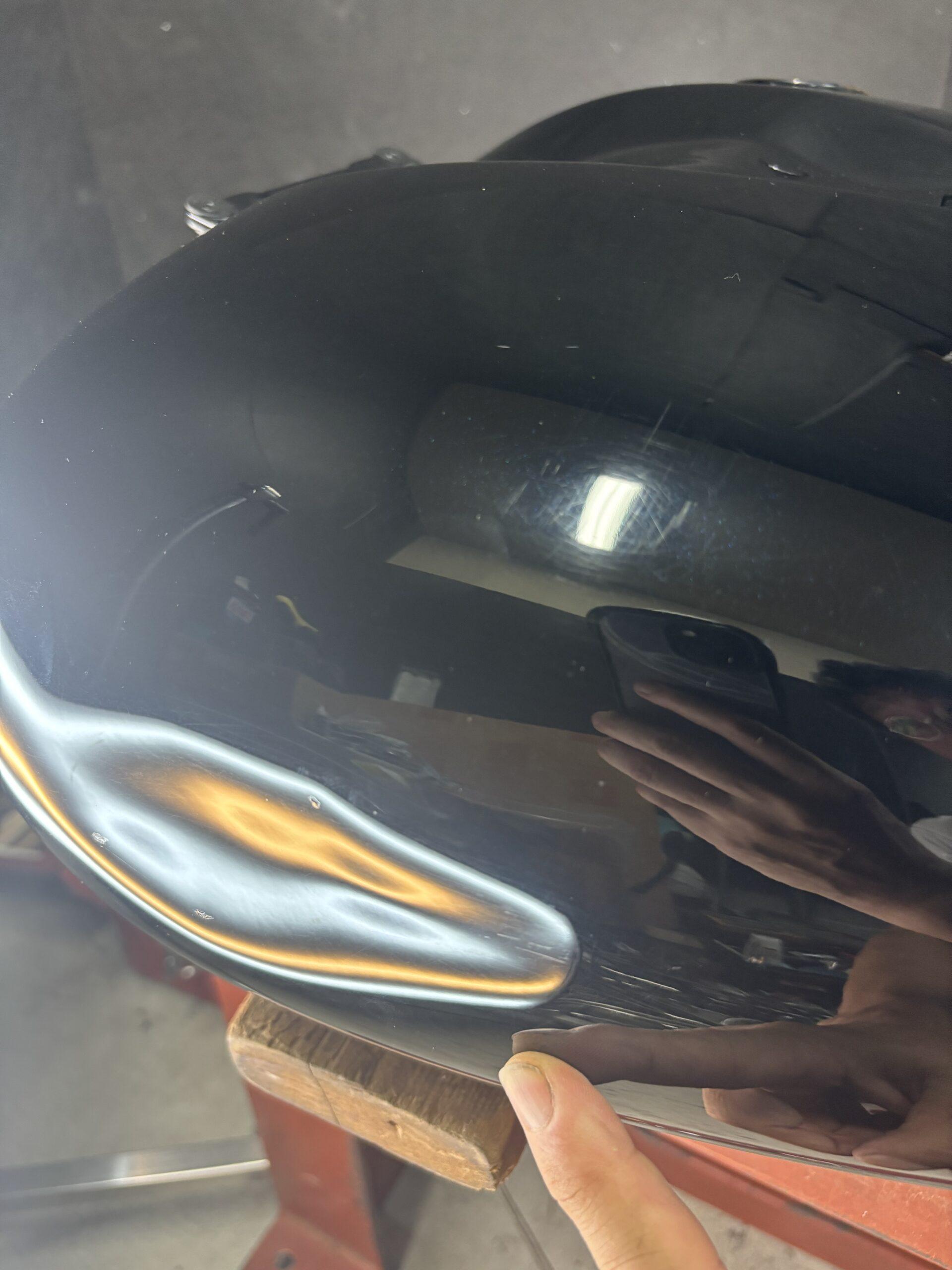 スズキイントルーダーのバイクタンクの凹みをデントリペアで修理前