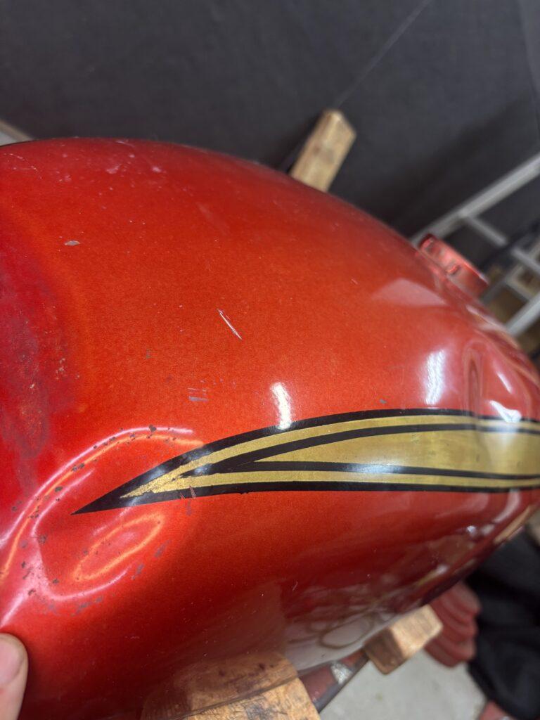 ホンダCB750のバイクタンクをデントリペアで凹み修理前