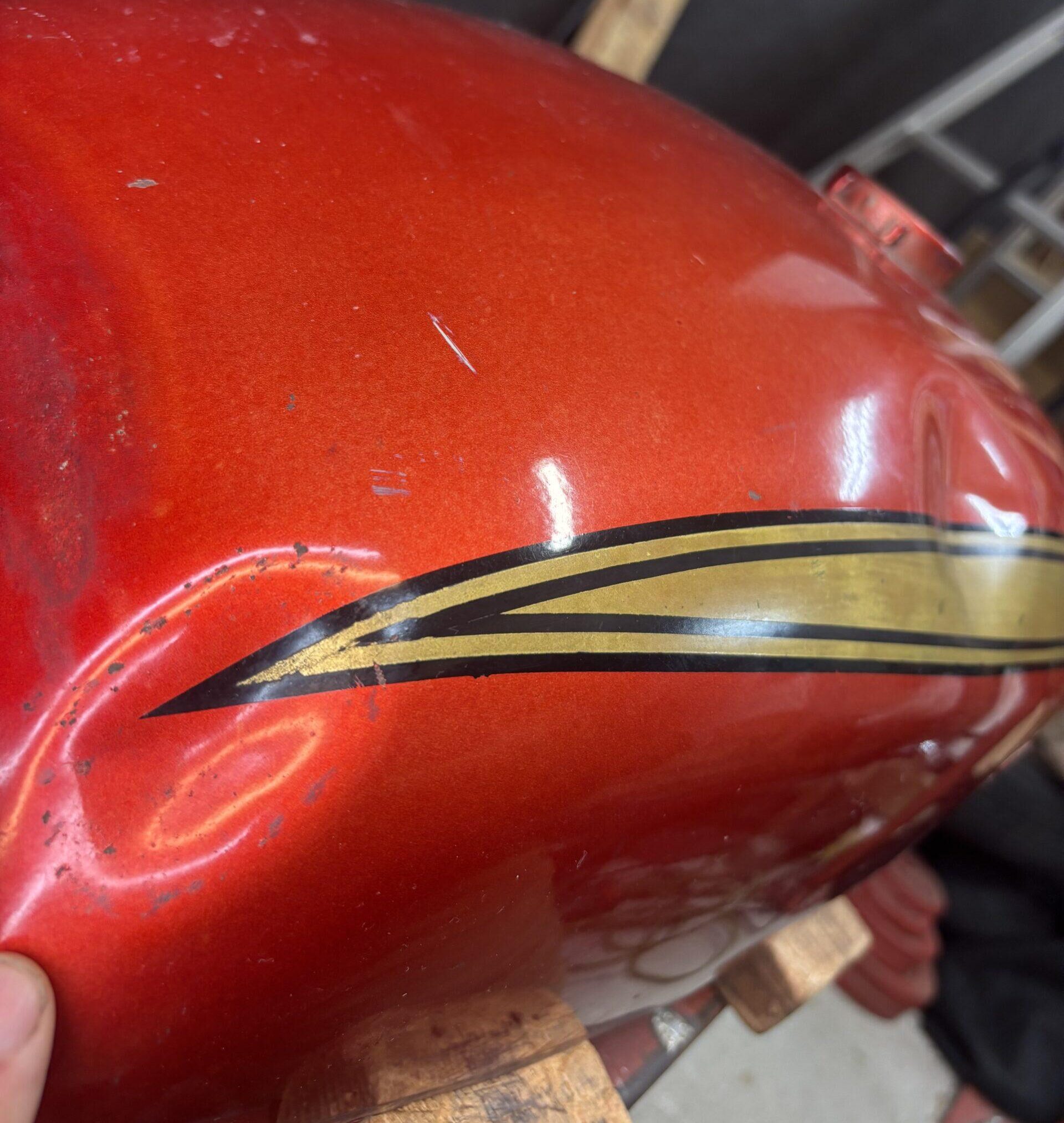 ホンダCB750のバイクタンクをデントリペアで凹み修理前
