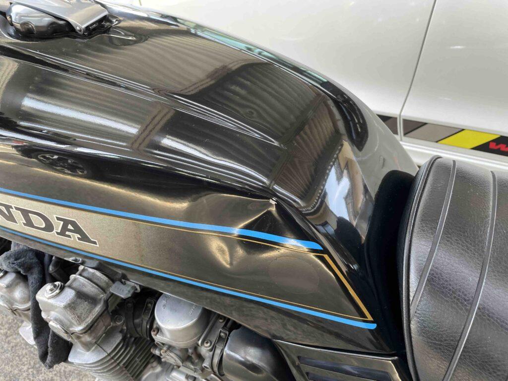 ホンダCB750FBのバイクタンクの凹みをデントリペアで修理前お客様からの写真