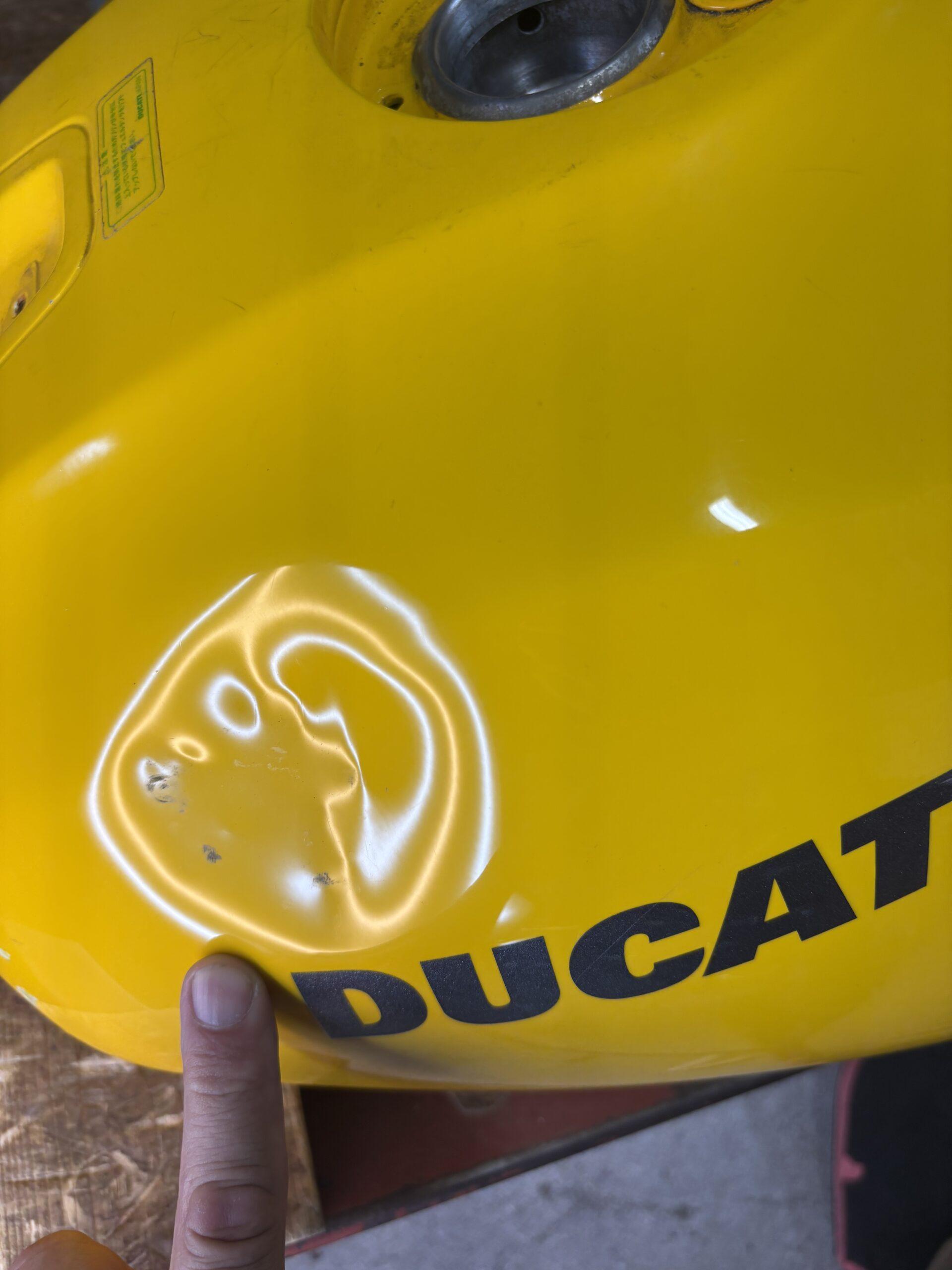 ドゥカティ モンスター900のバイクタンクをデントリペアで凹み修理前