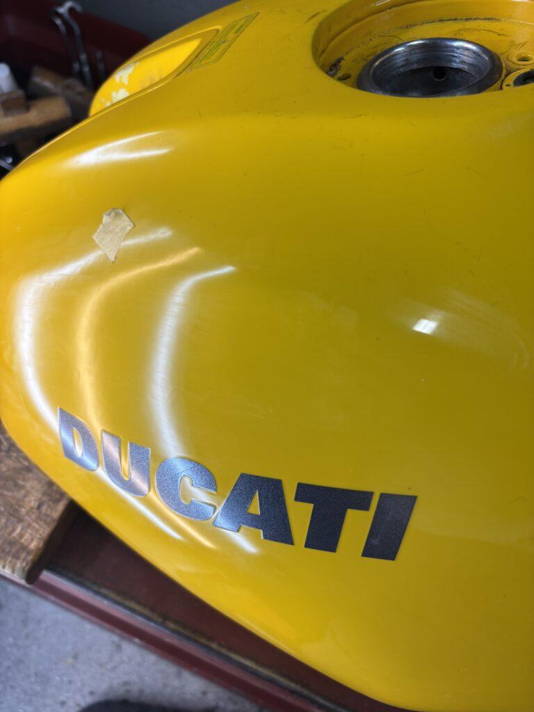 ドゥカティ モンスター900のバイクタンクをデントリペアで凹み修理後