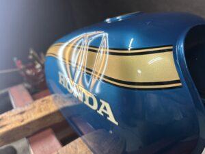 ホンダ エイプ100のバイクタンクをデントリペアで凹み修理前
