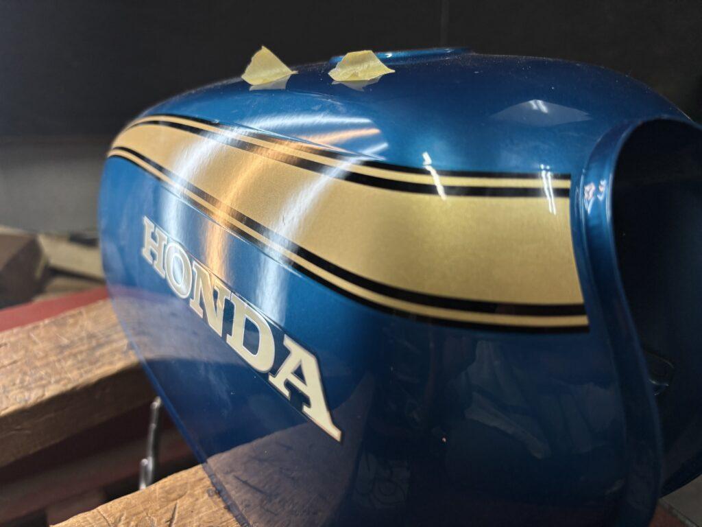 ホンダ エイプ100のバイクタンクをデントリペアで凹み修理後