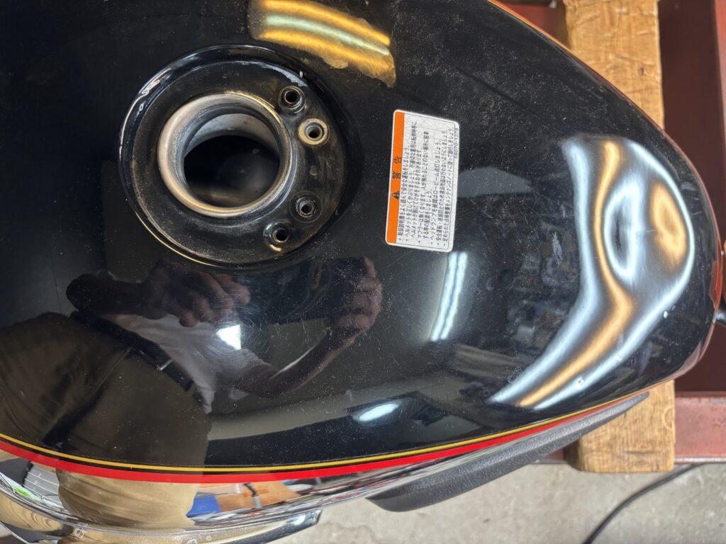カワサキW650のバイクタンクをデントリペアで凹み修理前
