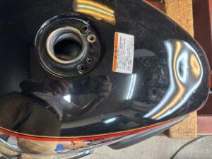 カワサキW650のバイクタンクをデントリペアで凹み修理前