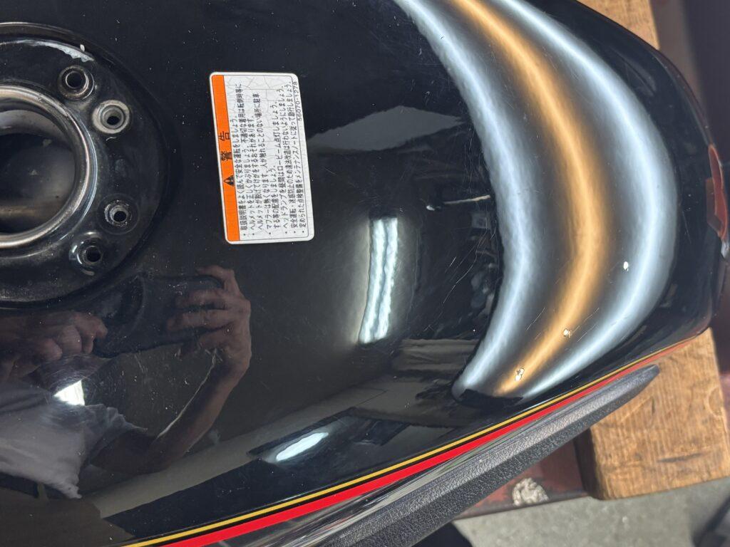 カワサキW650のバイクタンクをデントリペアで凹み修理後