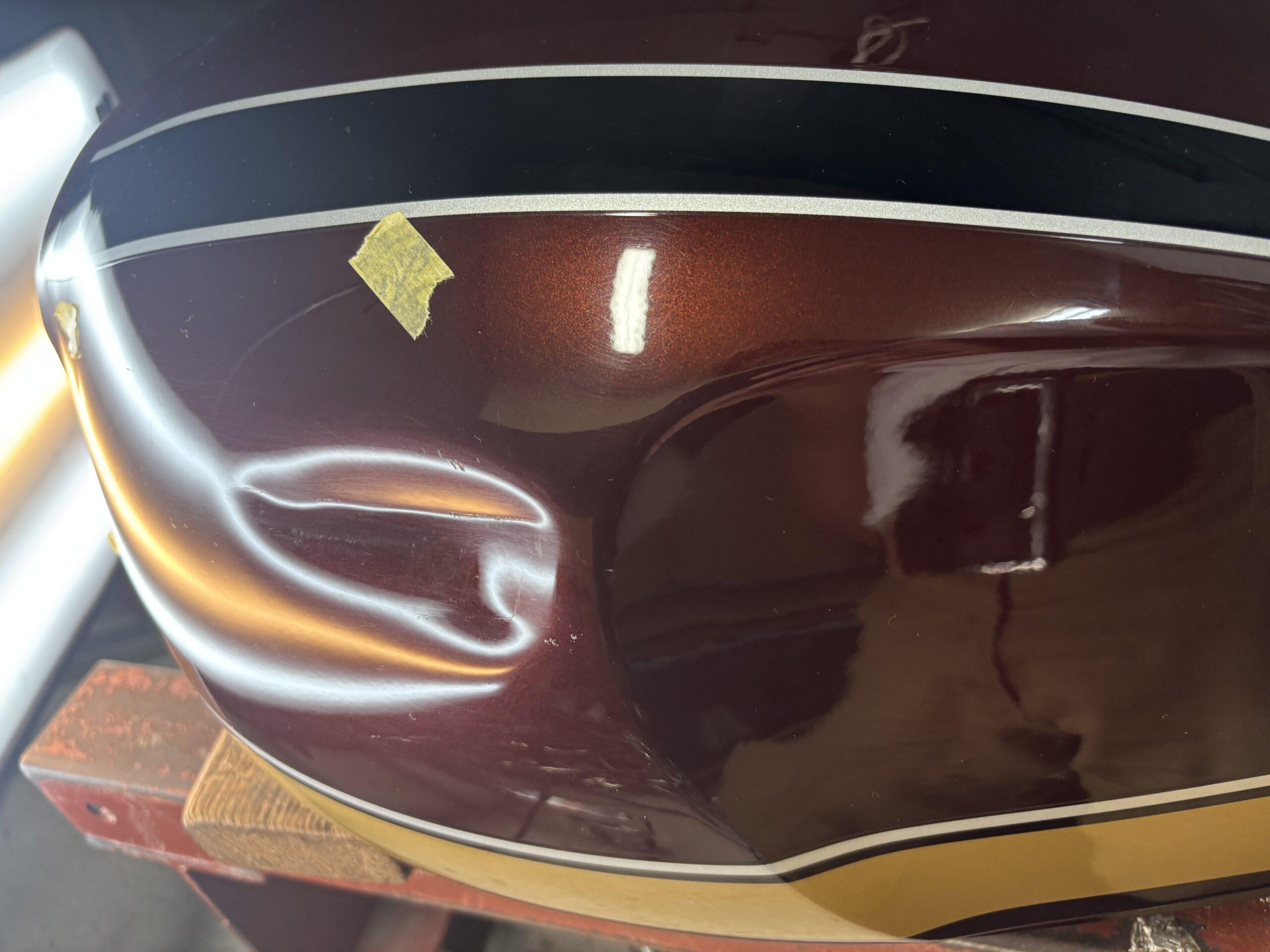 カワサキ ゼファー1100のバイクタンクをデントリペアで凹み修理前