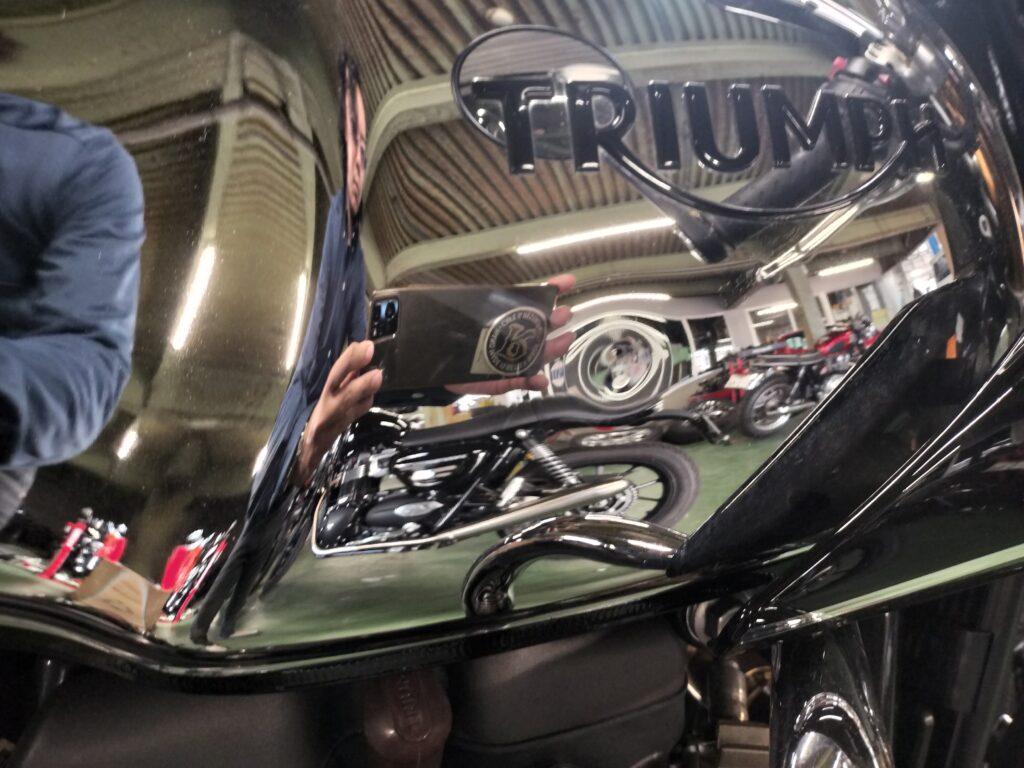 トライアンフ スラクストン1200RSのバイクタンクをデントリペアで凹み修理前のお客様の写真