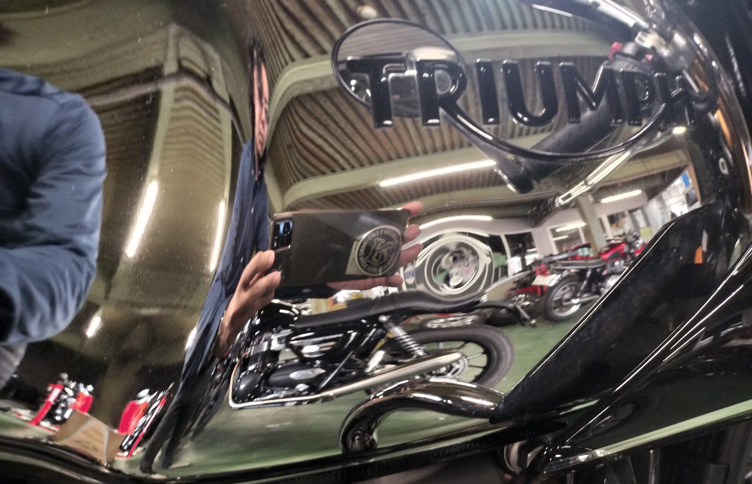 トライアンフ スラクストン1200RSのバイクタンクをデントリペアで凹み修理前のお客様の写真