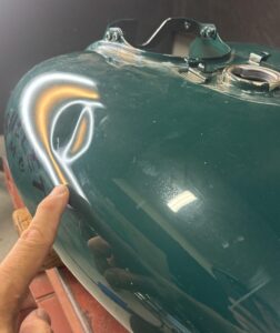 ホンダ マグナ250のバイクタンクをデントリペアで凹み修理前
