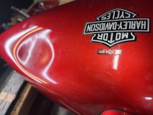 ハーレーダビットソン1980年FXWGのバイクタンクをデントリペアで凹み修理前